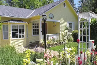 Image de Adorable Cottage près du centre-ville - Little Yellow