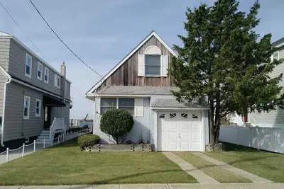 Image de Adorable cottage face à la baie est niché dans une rue calme avec une vue imprenable sur le coucher de soleil
