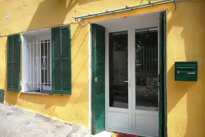 Image de 2 pièces dans maison de ville, entrée indépendante, centre ville et mer 900m