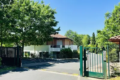 Image de Appartement T2 à Cambo-les-Bains, Rdc, piscine, proche thermes, wifi, parking privé, non-fumeur.