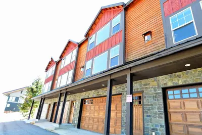 Image de Plaisirs d'été et d'hiver! Spacieux 4 chambres, 2 1/2 salles de bain Condo Schweitzer Mountain