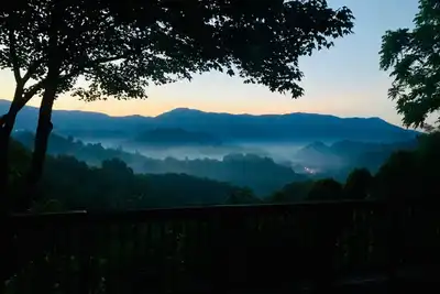 Image de Cabine de charme sur 15 acres avec vue imprenable sur la montagne, à quelques minutes de Boone