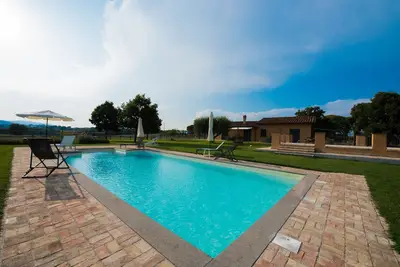 Image de Rural et concevoir un chalet tout à fait dans un espace vert avec une piscine
