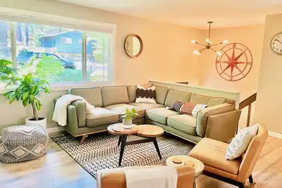 Image de Maison élégante et lumineuse 4br / 2ba pour la famille et les amis! A / C, Weber Grill