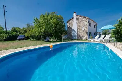 Image de Maison en noyer avec piscine