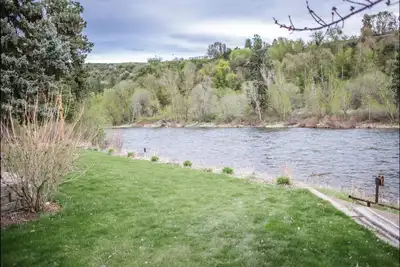 Image de River House dans un beau verger