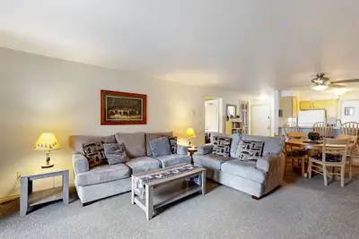 Image de Condo situé au centre avec barbecue au gaz et foyer au bois - à pied de la ville / du lac!