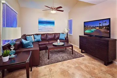 Image de Vente Flash, Économisez plus maintenant, 2 piscines, bain à remous, terrasse couverte, concierge, Plus