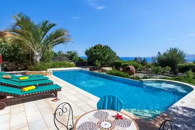 Villa Chrysochou - Belle villa avec vue spectaculaire sur la mer, climatisation et piscine privée - WiFi gratuit