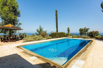 Image de Attractive Villa, A / C, piscine privée, vue magnifique sur la mer surplombant la baie de Chrysochou - Location de voitures Gratuite