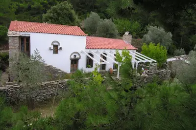 Image de Ancienne ferme, grande cuisine ouverte, une chambre avec deux lits simples et une chambre avec un lit double dans le cabanon à côté de la maison; salle de bain avec Wc et douche