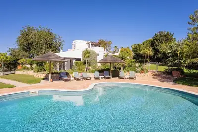 Image de Terras Altas. Superbe villa de 4 chambres avec piscine privée et climatisation.