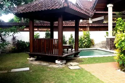 Image de Villa familiale avec piscine privée et jardin, 2br, cuisine, salon et wifi gratuit
