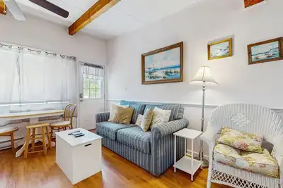 Image de Spacieux condo w / piscine partagée et une cuisine complète! Près de la plage!