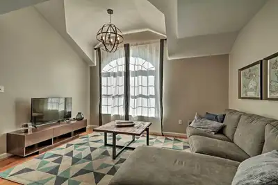 Image de Nouveau! Elizabeth Apt moderne par Dining & Nyc Transit!