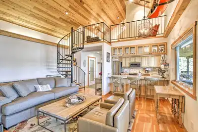 Image de Nouveau! South Lake Coeur d’Alene Home avec quai et kayaks