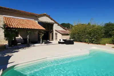 Image de Grange restaurée de la fin du 18ème siècle avec piscine