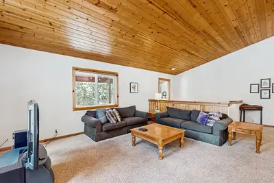 Image de Cabine spacieuse avec piscines / bains à remous partagées - à proximité du ski, de la randonnée et du vélo!