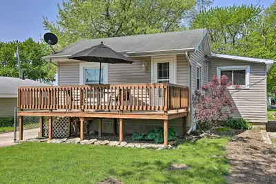 Image de Nouveau! Port Clinton Home w / Deck - ½ Block to Lake!
