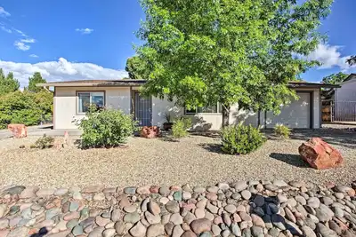 Image de Nouveau! S. Cottonwood Home w / Yard, 3 km de la rue Main