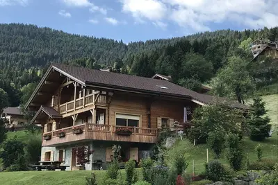 Image de Chalet 4* spacieux, avec vue sur la montagne, jacuzzi et sauna, terrasse