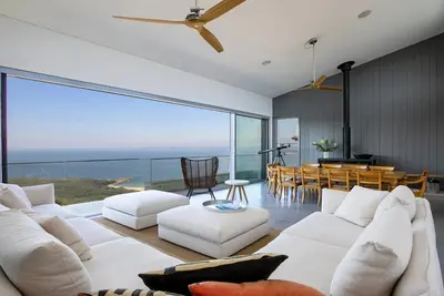 Image de Jacquelines Jewel - Maison d'architecte de 4 chambres à coucher avec vue imprenable sur l'océan et la brousse