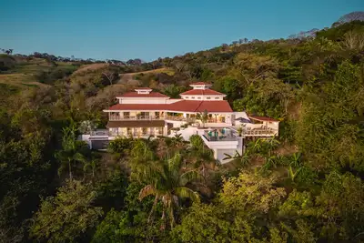 Image de Superbe nouvelle maison de luxe avec une vue imprenable sur l'océan Pacifique.