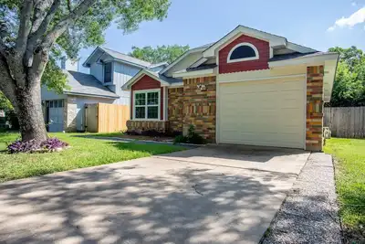 Image de Maison de style ranch exigeante avec arrière-cour herbeuse