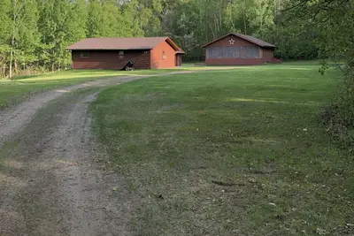 Image de Récemment rénové 5 chambres 1 salle de bain entourée de lacs et de sentiers.
