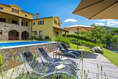 Image de Villa Bacula avec piscine privée, jardin, WiFi gratuit, parking gratuit, quartier calme