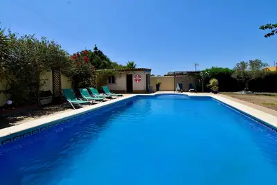 Villa avec grand piscine dans quartier résidentiel