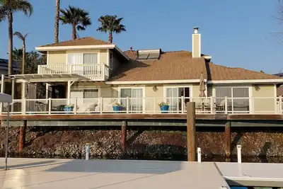 Image de Maison mise à jour de l'eau rapide avec grand quai pour plusieurs bateaux!
