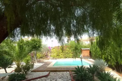 Image de Un endroit pour se reposer, avec un jardin et une piscine, à 3 km de la plage.