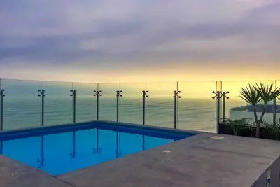 Image de «Propriété avec vue sur l'océan et clôture de la piscine / de l'aéroport»