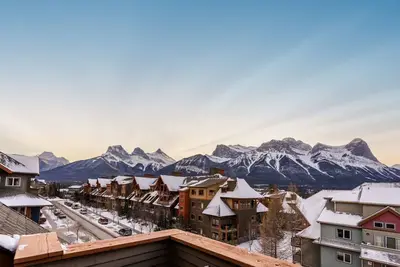 Image de Superbe suite avec vue sur la montagne! Balcon \/ terrasse privé + cheminée