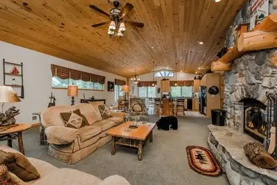 Image de Bearadise_Hot Tub, table de billard, fers à cheval et cartes Hoa Amenity