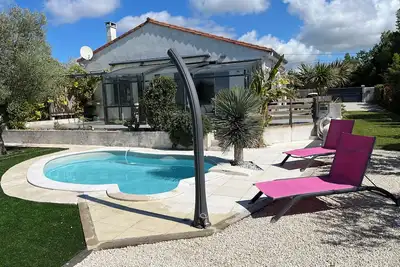 Image de piscine privée, terrain de pétanque privé. Terrain totalement clos.