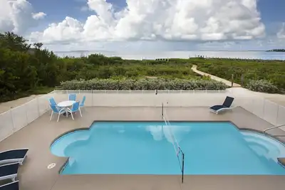 Image de Vue directe sur l'océan! 5 chambres / 3 salles de bain avec chambre pour tout le monde. Grande piscine et Dock!