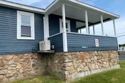 Image de Maison de vacances 3br w / plage privée à travers la rue