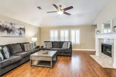 Image de Maison meublée avec 4br \/ 2ba juste à côté de l'autoroute à péage nord de Dallas