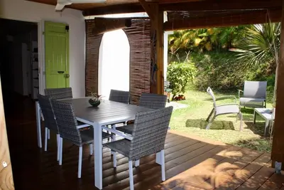 Image de grande villa au calme dans jardin tropical