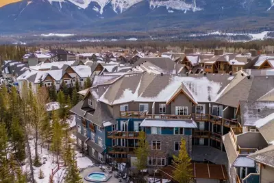 Image de Spacieux + Deluxe Canmore Escape | Balcon \/ terrasse privé, 2 bains à remous et piscine!