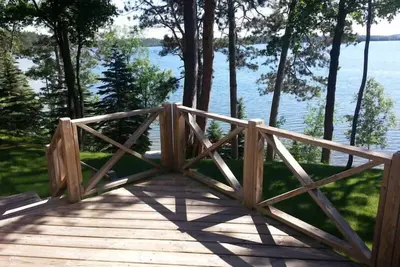 Image de Belle lac maison nichée dans le nord Woods