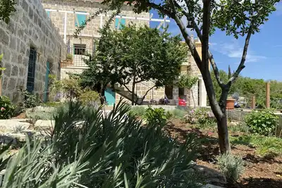 Image de Villa Lavanda avec piscine et grand jardin, intimité totale