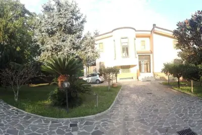 Image de Villa Enza entourée de verdure