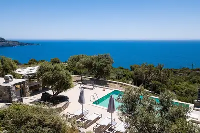 Image de Villa avec vue imprenable sur la mer, intimité totale et piscine privée! A 2 km de la plage!