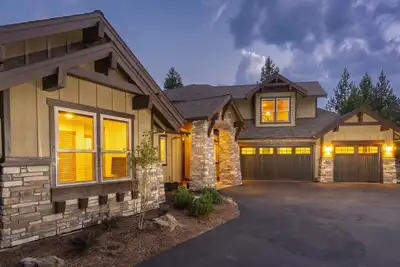 Image de 56748 Dancing Rock Loop: 6 Br / 6. 5 Maison de Ba à Bend, pour 14 personnes