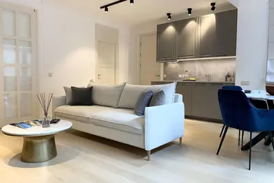 Image de Appartement luxueux de 2 chambres à coucher dans le hall de la mairie, vieille ville