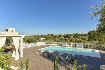 Image de Trulli élégant avec piscine privée pour 4 personnes dans les Pouilles