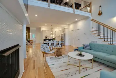 Image de Immense nouvelle maison ♫ Centre-ville 4 Br ♫ Great Location